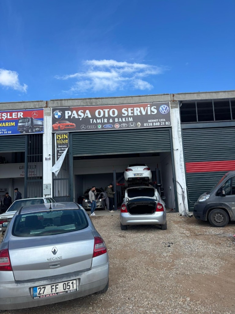 Açık atölye kapısında araç servisi