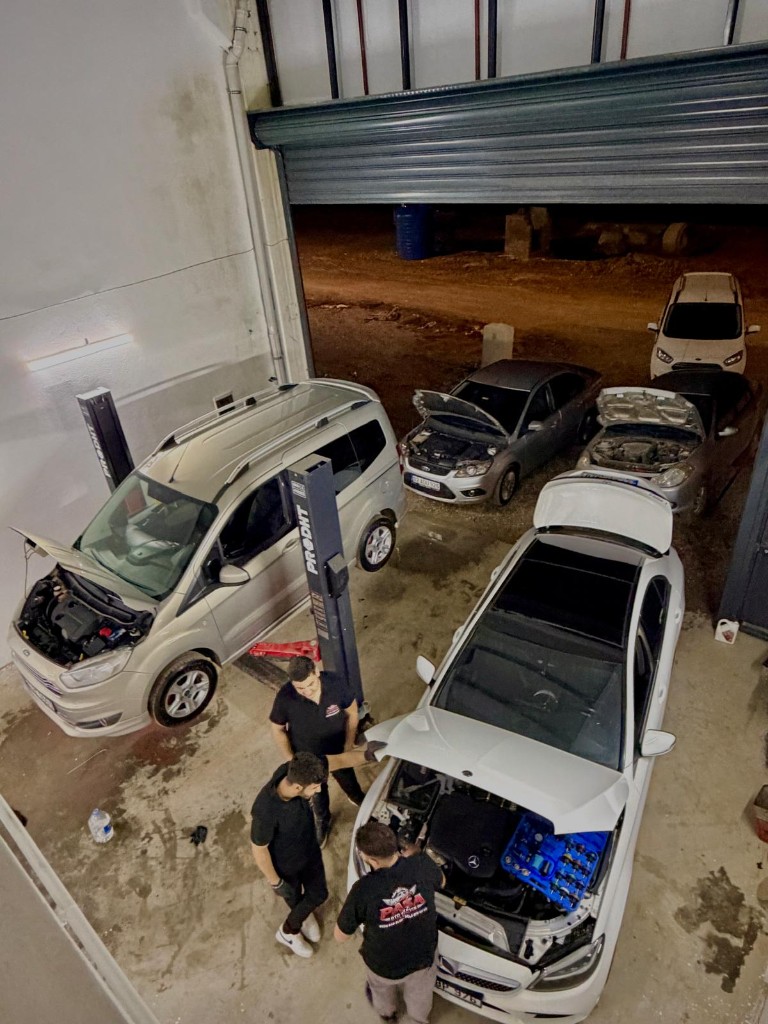 Paşa Oto Servis ustaları atölyede Mercedes üzerinde çalışırken